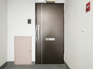 【その他共用部分】 | ダブルロック式の玄関ドアが皆様をお出迎え。お部屋のセキュリティの観点からも、うれしい設備ですね。玄関の色もシックで良い感じです。～即日のご見学可能～　お問合せはお気軽にどうぞ。