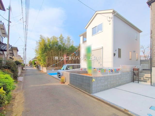 桶川市下日出谷　新築戸建　リーブルガーデン01の前面道路含む現地写真