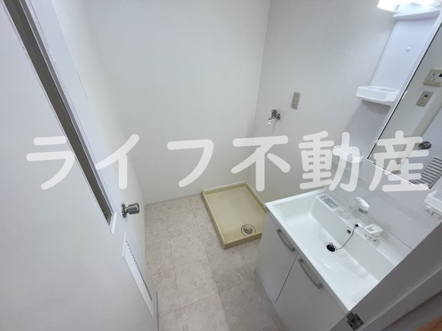 メゾン菱江の洗面所|明るい洗面所です