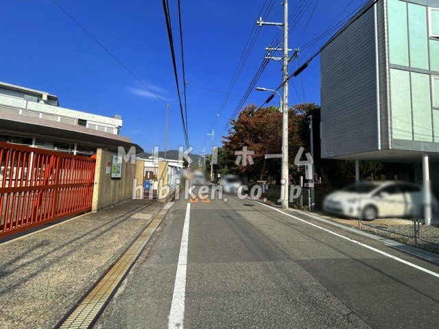 箕面市桜５丁目　中古戸建の前面道路含む現地写真