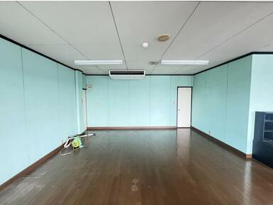 守山市古高町の店舗事務所の内装