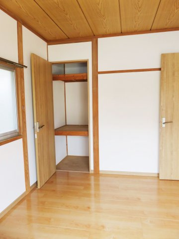 野中一戸建の寝室|使い勝手のいい寝室です