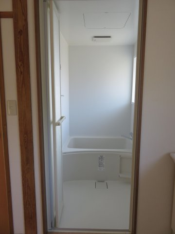 野中一戸建の浴室|ゆったり過ごせるお風呂です