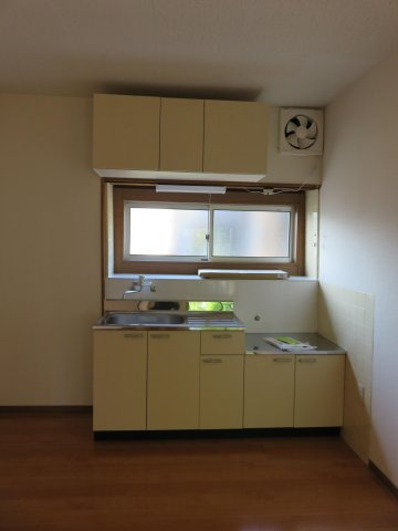 野中一戸建のキッチン|コンパクトなキッチンで掃除もラクラク