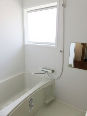 野中一戸建の浴室|コンパクトで使いやすいお風呂です