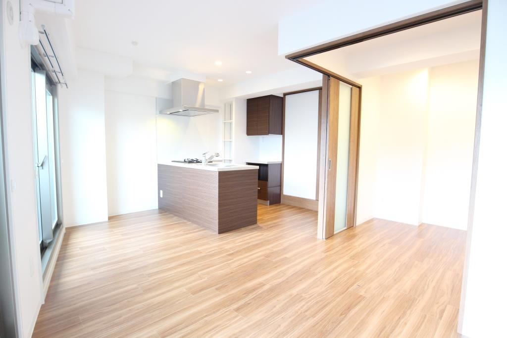 フクダ不動産八木駅前マンションの居間・リビング|広々としたLDK10.8帖のお部屋　室内全面リニューアル済み
