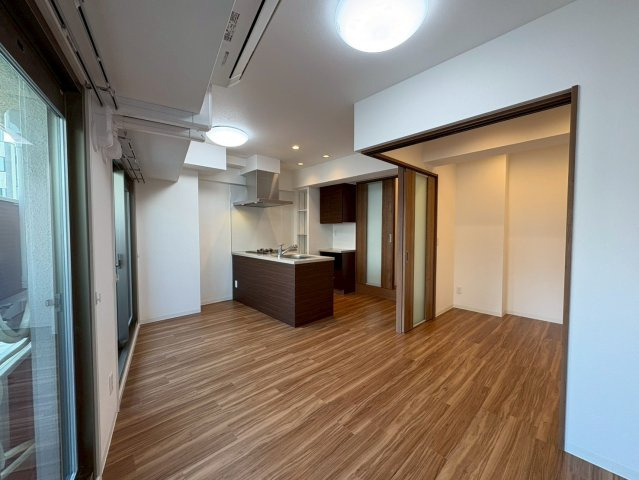 フクダ不動産八木駅前マンションの居間・リビング|エアコン付きLDK10.8帖、室内全面リニューアル済み！
