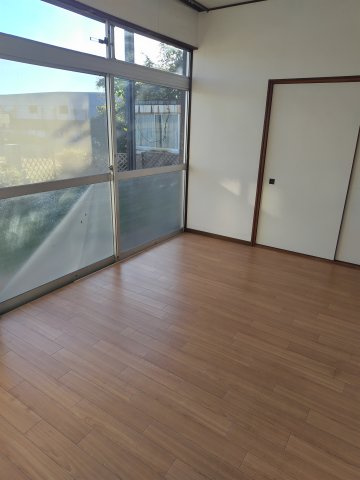 ６４１１２　岐阜市三輪中古戸建ての洋室