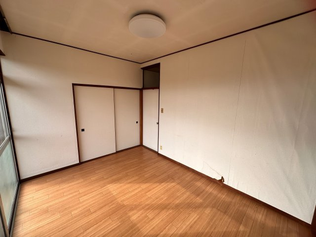 ６４１１２　岐阜市三輪中古戸建ての洋室