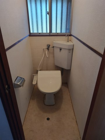 ６４１１２　岐阜市三輪中古戸建てのトイレ