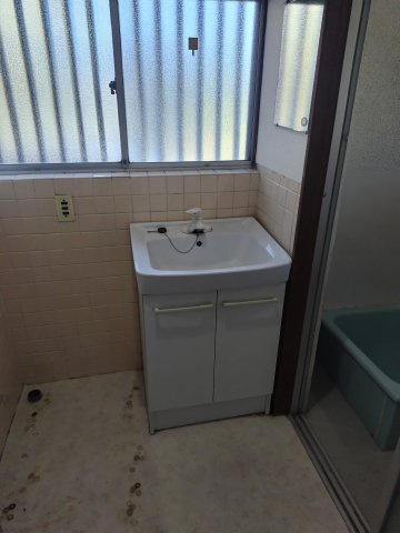 ６４１１２　岐阜市三輪中古戸建ての独立洗面台