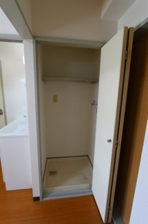 【設備】 | ブラヴール南仙台Ⅰ | 洗濯機置場は扉があるので目隠しがあってスッキリです♪