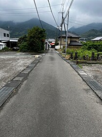 売土地の前面道路含む現地写真
