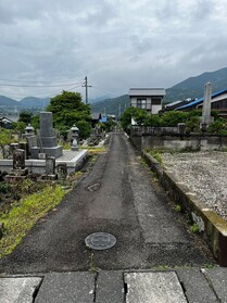売土地の前面道路含む現地写真