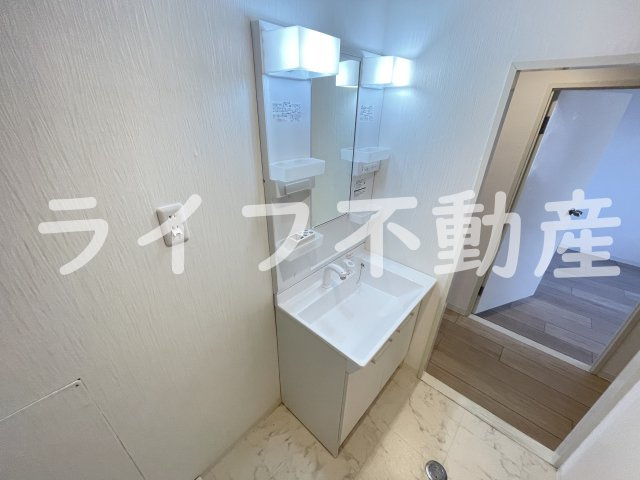 シティコーポ長田の独立洗面台|独立洗面台、小物を置くことができて便利です