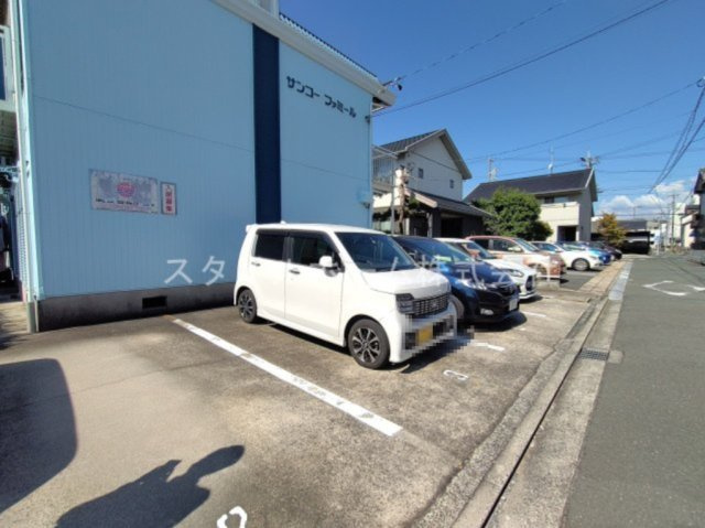 サンコーファミールの駐車場