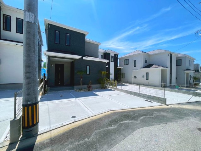 ハートフルタウンうるま市上江洲　D号棟の前面道路含む現地写真