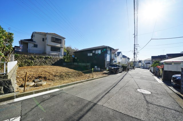 【横浜市保土ケ谷区法泉1丁目12-15新築戸建て】★仲介手数料無料★の前面道路含む現地写真
