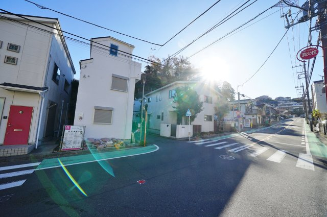 【横浜市保土ケ谷区星川1丁目16-15新築戸建て】★仲介手数料無料★（星川小学校・岩崎中学校）の前面道路含む現地写真