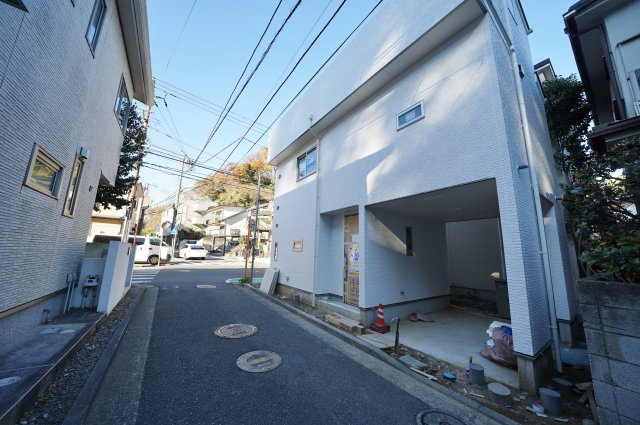 【横浜市保土ケ谷区星川1丁目16-15新築戸建て】★仲介手数料無料★（星川小学校・岩崎中学校）の前面道路含む現地写真