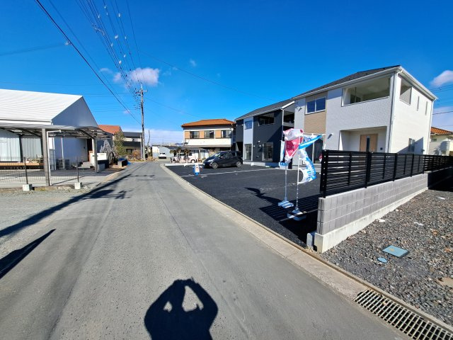 新築　桐生市境野町第5　クレイドルガーデン　2号棟の前面道路含む現地写真|西側接道幅員約4ｍ