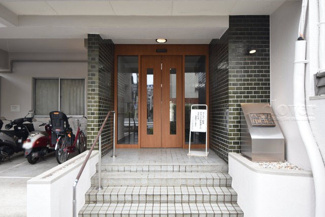 【エントランス】 | お客様を、そして住人を出迎えてくれるマンションのエントランス。ゴミが落ちていないことからも、管理状態の良さや住民の節度の高さが見て取れます。～即日のご見学可能～　お問合せはお気軽にどうぞ。
