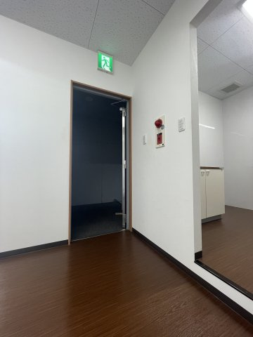 津山市吹屋町 貸店舗・事務所３階の玄関