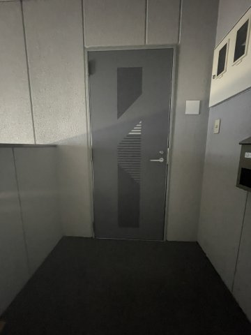 津山市吹屋町 貸店舗・事務所３階の玄関