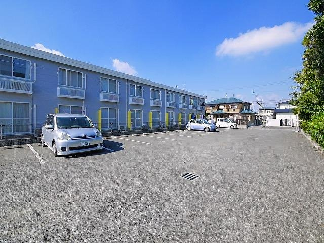 レオパレスＳＡＷＡＨの駐車場|駐車場があるので、車を買う予定の方も安心です