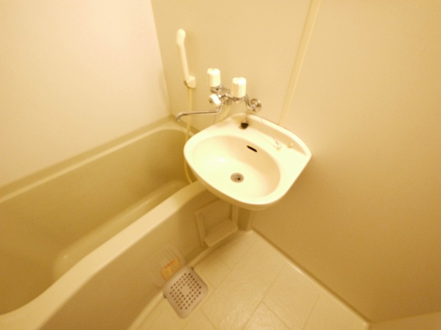 レオパレスＳＡＷＡＨの浴室|ゆったり過ごせるお風呂です