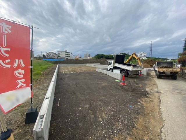 ハートフルタウンうるま市上江洲　F号棟の前面道路含む現地写真