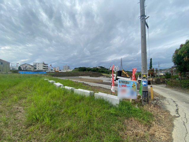 ハートフルタウンうるま市上江洲　F号棟の前面道路含む現地写真