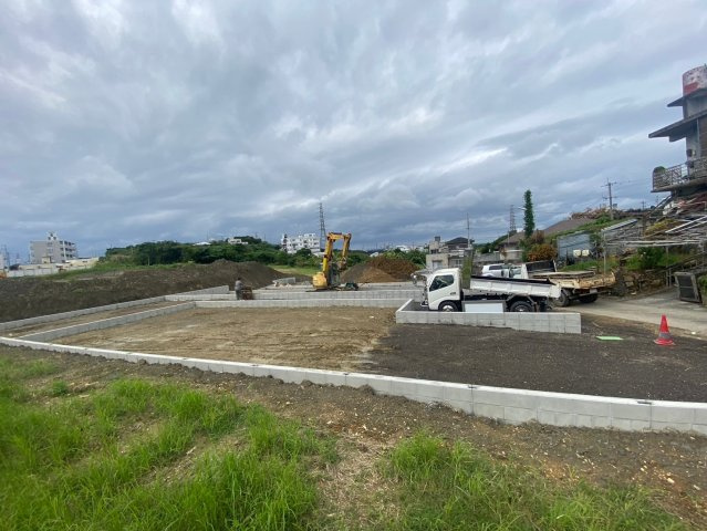 ハートフルタウンうるま市上江洲　F号棟の前面道路含む現地写真