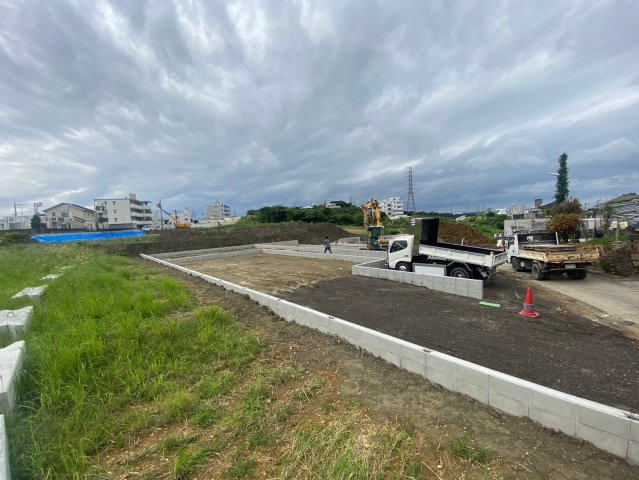 ハートフルタウンうるま市上江洲　F号棟の前面道路含む現地写真
