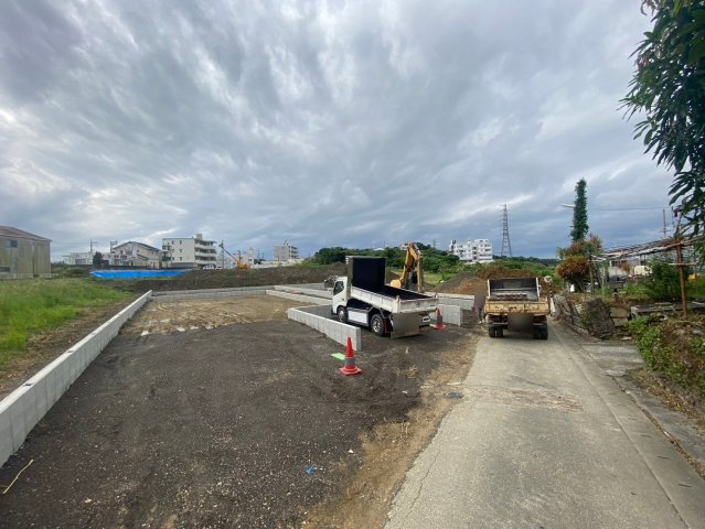 ハートフルタウンうるま市上江洲　F号棟の前面道路含む現地写真