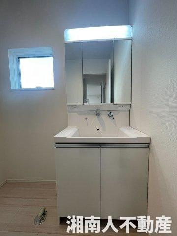 ●小・中学校の近く！ファミリー向け！　茅ヶ崎市今宿　新築戸建ての独立洗面台|独立洗面台、小物を置くことができて便利です