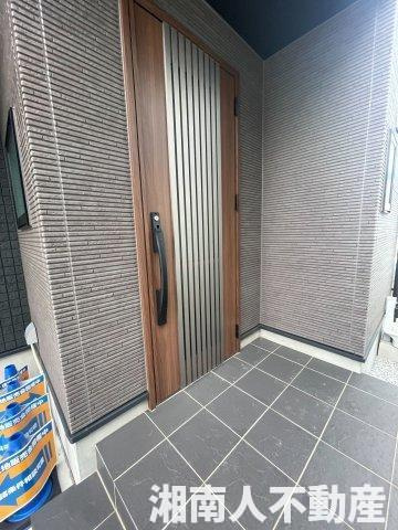 ●小・中学校の近く！ファミリー向け！　茅ヶ崎市今宿　新築戸建ての玄関|落ち着いた玄関です