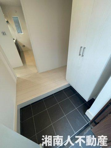 ●小・中学校の近く！ファミリー向け！　茅ヶ崎市今宿　新築戸建ての玄関|シンプルで使いやすい玄関です