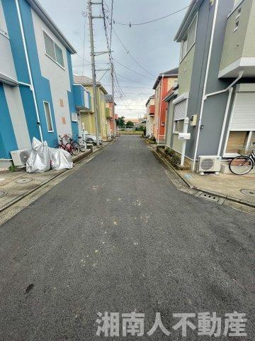 ●小・中学校の近く！ファミリー向け！　茅ヶ崎市今宿　新築戸建ての前面道路含む現地写真|前面道路含む現地写真です