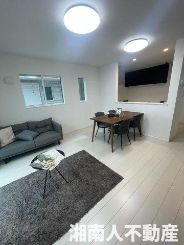 ●小・中学校の近く！ファミリー向け！　茅ヶ崎市今宿　新築戸建ての居間・リビング|こちらのリビングで趣味の時間をお楽しみください