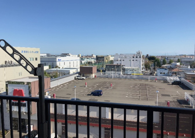 【展望】 | サンクレイドル橋本 | 眺望の良さを楽しめるダイニングキッチンで家族団らんの時間を過ごしてはいかがでしょうか。バルコニーから見える景色を家族で眺める時間は、時間が経つのを忘れてしまいそうですね。是非、現地を見に行きましょう！