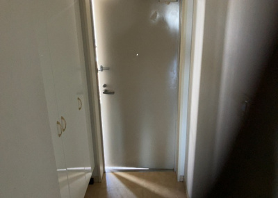 【玄関】 | サンクレイドル橋本 | 玄関は家の顔でもあり、家族以外の目にも止まる場所です。玄関は外との間を仕切る扉、靴などをしまっておく収納スペース、靴脱ぎのたたきスペース、来客とのやり取りをするドアホンなど複数のアイテムからなります。