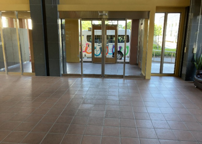 【エントランス】 | サンクレイドル橋本 | マンションのエントランスには、もともと風よけや防犯の役割がありますが、マンションによって宅配ボックスなどの設備が備わっている所もあります。日々の生活をイメージしながら生活しやすさをチェックしましょう。