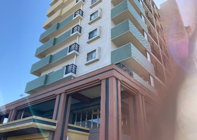 【現況写真】 | サンクレイドル橋本 | 外観はマンション管理がされているかの目安になります。築年数が古いと、壁面は劣化してひび割れが生じることも！建物が古びていても細かいところが修繕されていると、きちんと管理されているなぁと感じるでしょう。