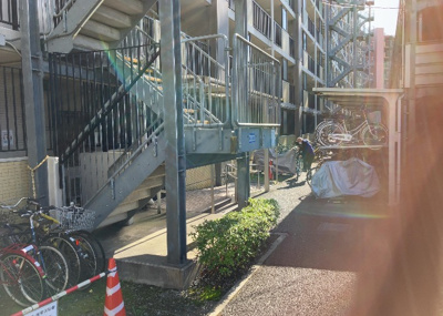 【駐車場】 | サンクレイドル橋本 | 車一台あたりに必要なスペースは、標準サイズの普通自動車で横幅2m50cm、長さ5mは必要になります。ただし、乗降のことも考慮して横幅3m30cm、長さ5m50cmほどは確保できるところを選びましょう。