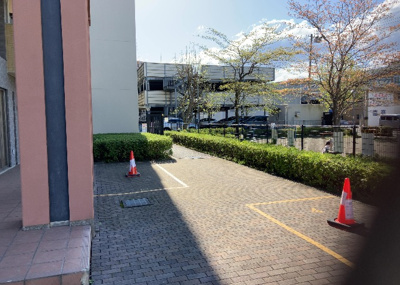 【駐車場】 | サンクレイドル橋本 | 駐車場と明記されていても、最小スペースでつくられた駐車場だと大型車は駐車できなかったり、出入りしにくくなったりする可能性があります。お車のサイズと購入したい物件の駐車場のサイズを現地で確認しましょう。