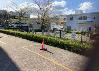 【庭】 | サンクレイドル橋本 | 物件によっては、入居者が個人的に使用できる専用庭がついているものもあります。また、住宅の中にある土間の部分を庭と呼ぶこともあります。庭の用途は住む人によって変わり、それによってデザインもさまざまです。