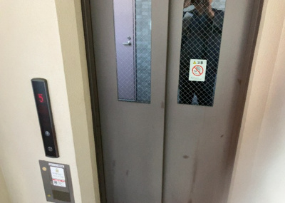 【設備】 | サンクレイドル橋本 | 共有部分は、住民なら誰もが使える設備のこと。例えば駐車場やエレベーター、インターネット設備、セキュリティ設備などがあります。他にも、マンションの廊下・外部階段やエントランス・ゴミ置き場などがあります。