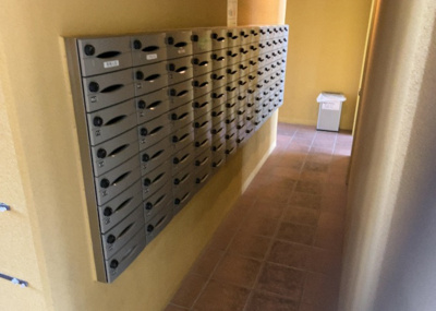 【設備】 | サンクレイドル橋本 | エントランス付近に設置されている集合ポストは、住んでいる部屋と離れているため、ポストをあさるなど誰かに何かされていても被害に気づきにくいです。入居する時には他人に特定されにくい番号で鍵をかけましょう！