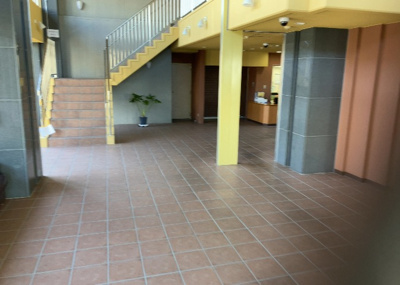 【受付】 | サンクレイドル橋本 | 受付はマンションコンシェルジュがいる場合もあれば、管理人が滞在する小部屋を総称して呼ぶことがあります。主にエントランスに設置されていることから、防犯面でも期待ができます。防犯設備がない場合はより安心！